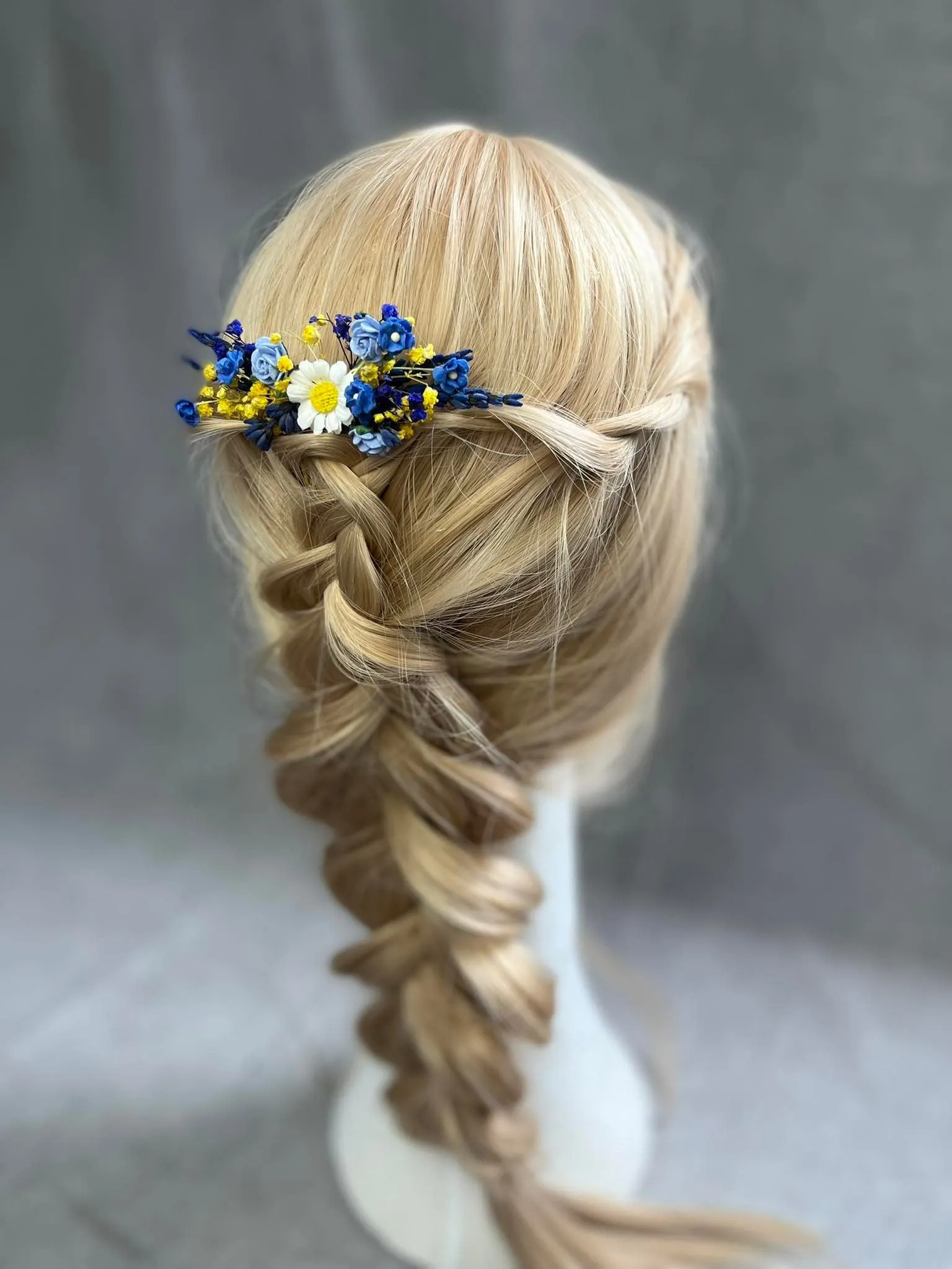 Blue and yellow flower comb