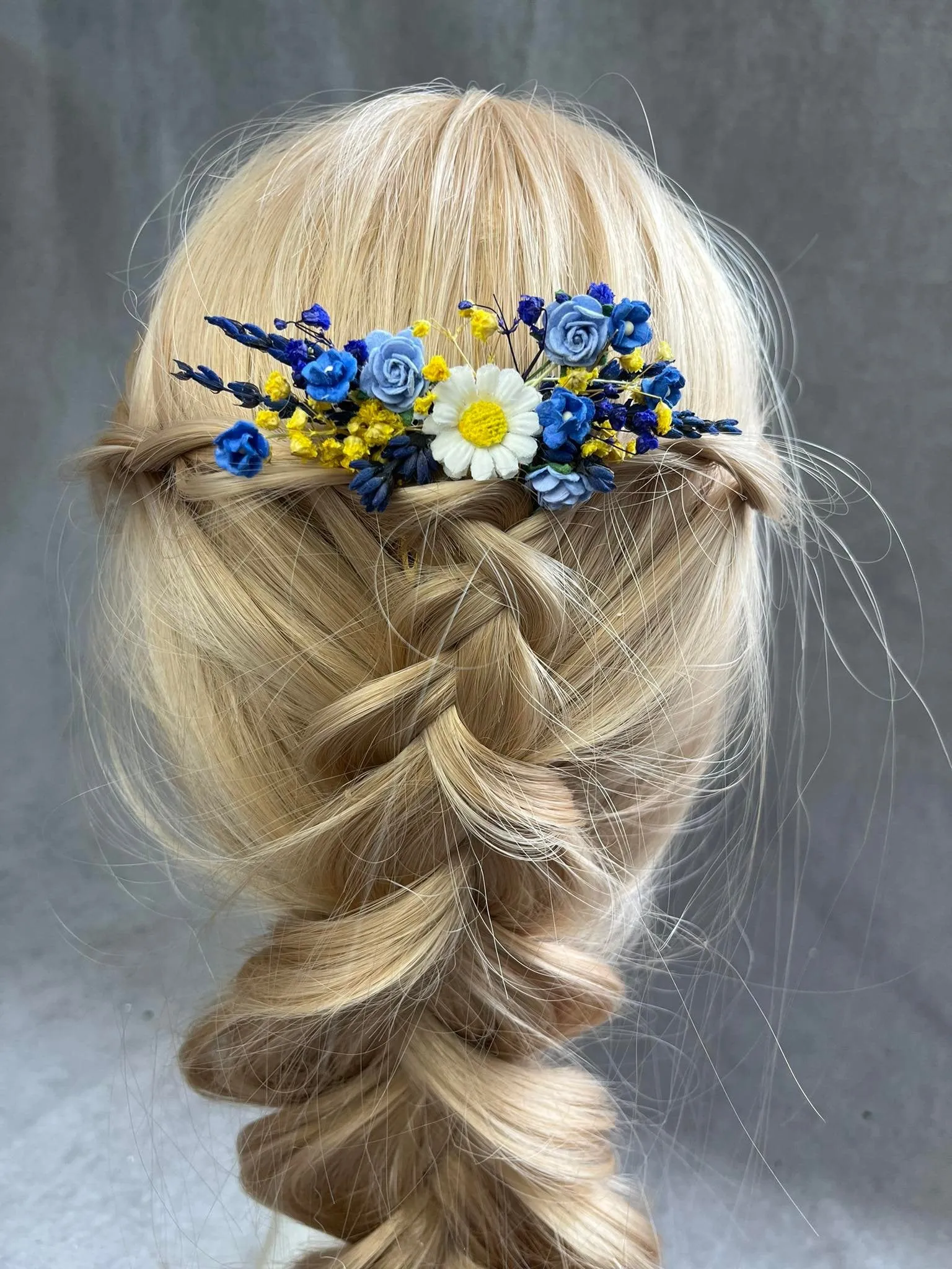 Blue and yellow flower comb