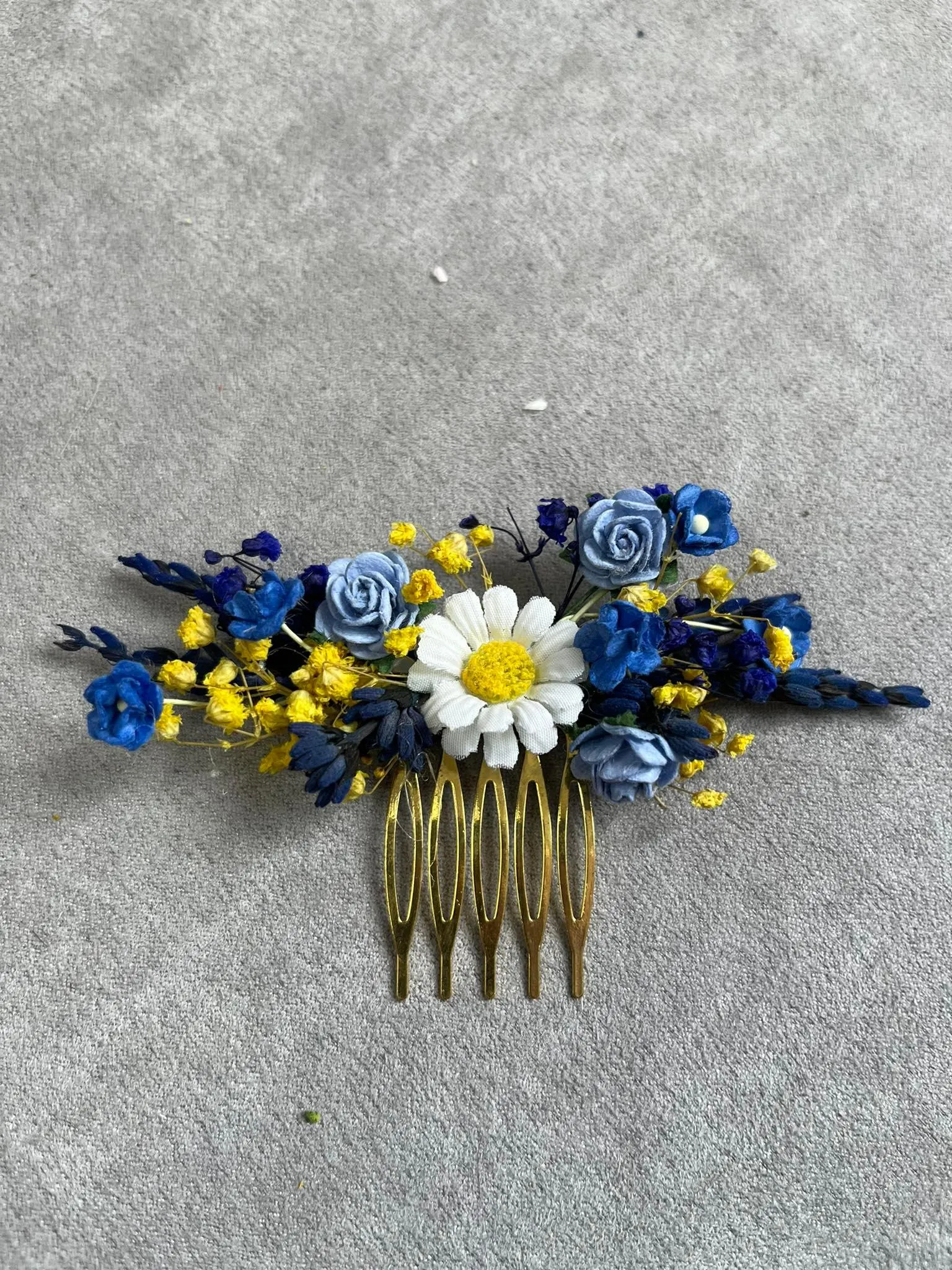 Blue and yellow flower comb