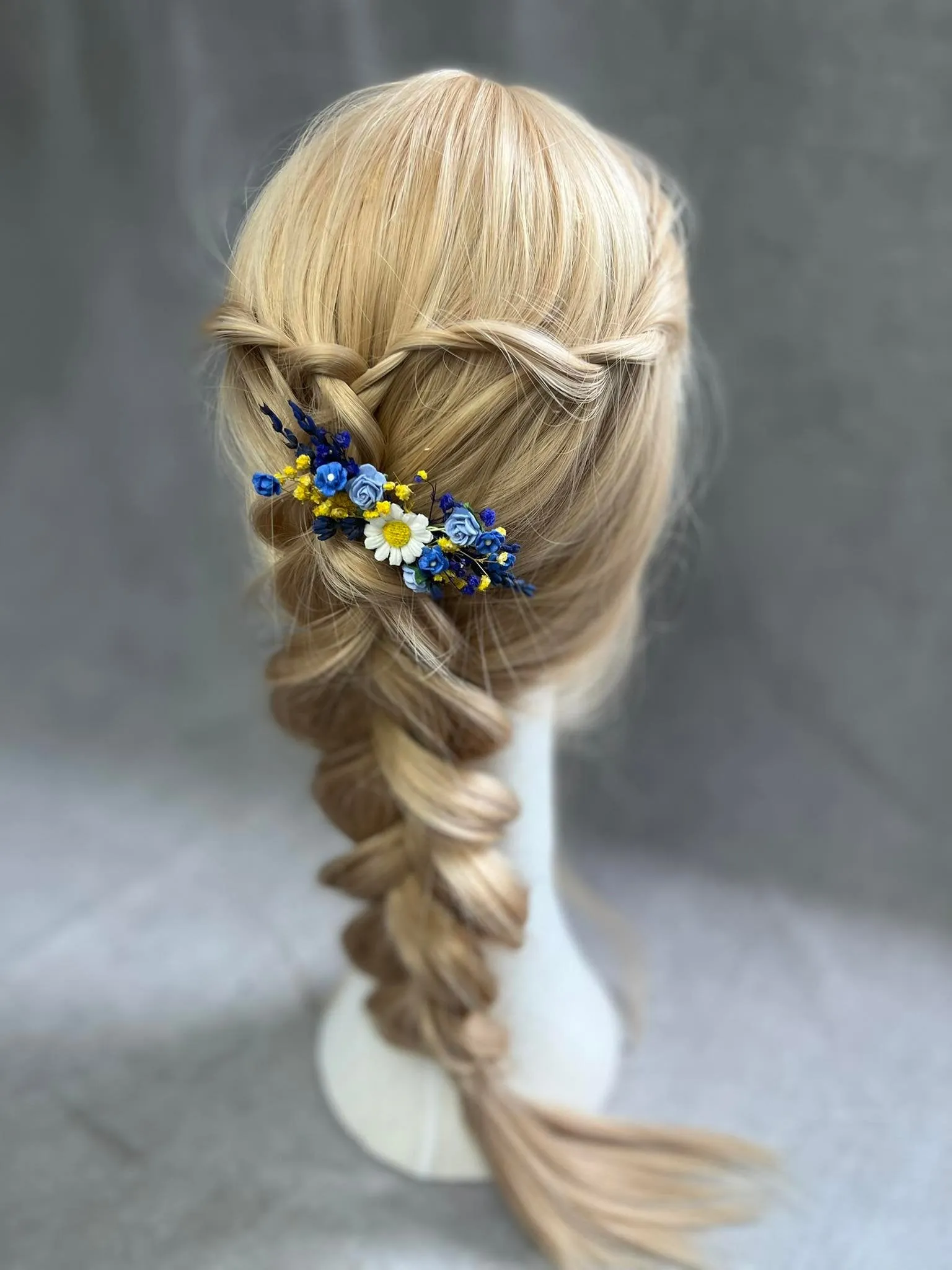 Blue and yellow flower comb