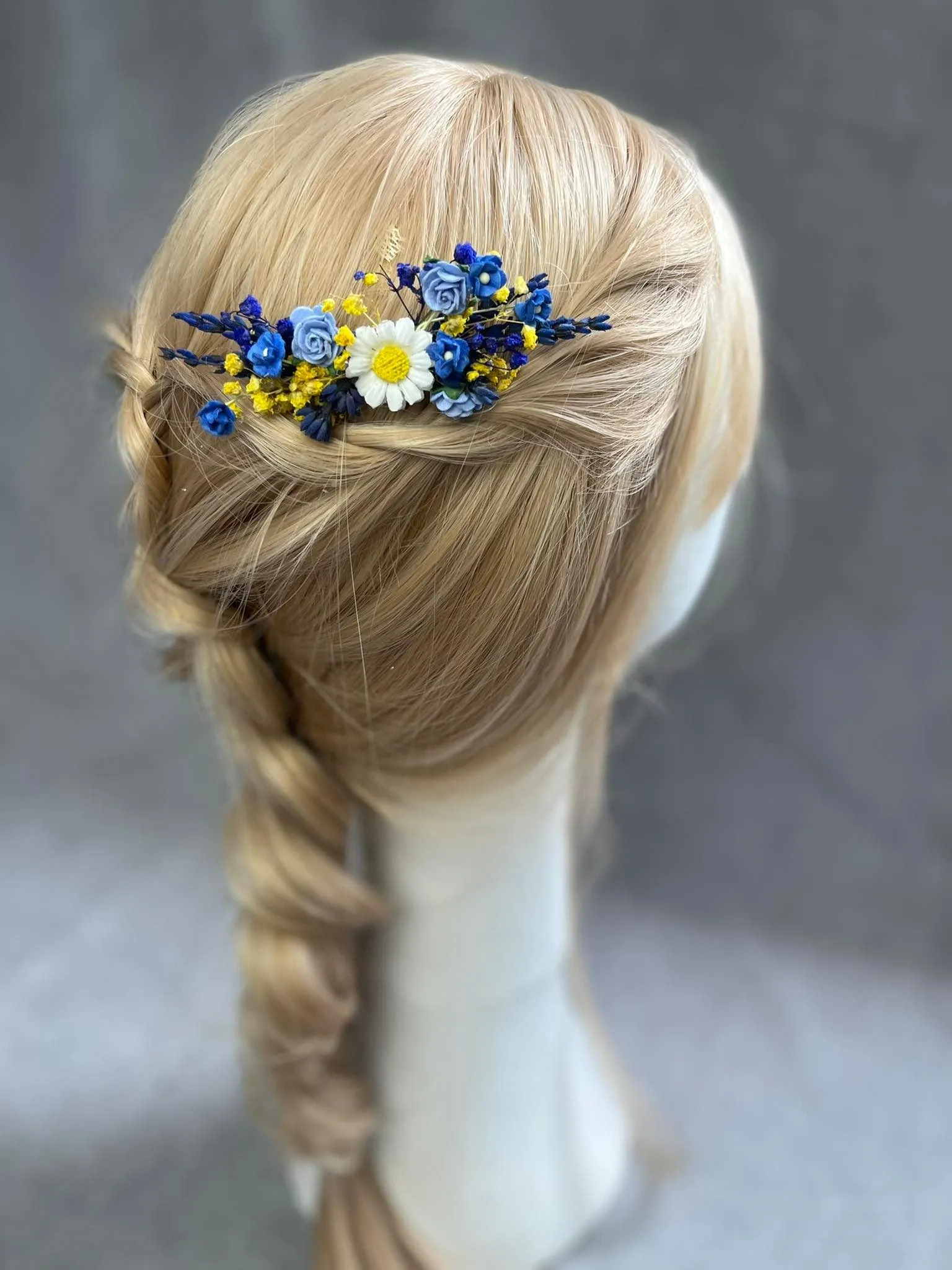 Blue and yellow flower comb