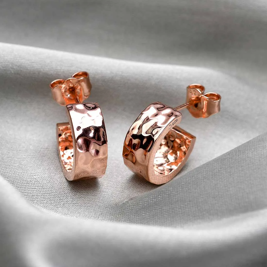 Certainly! Here’s an optimized title for the product:

**Elegant Grecian Hammered Huggie Hoop Earrings – Stylish and Lightweight for Everyday Wear** 

This title includes descriptive modifiers to enhance appeal and clarify the products characteristics.