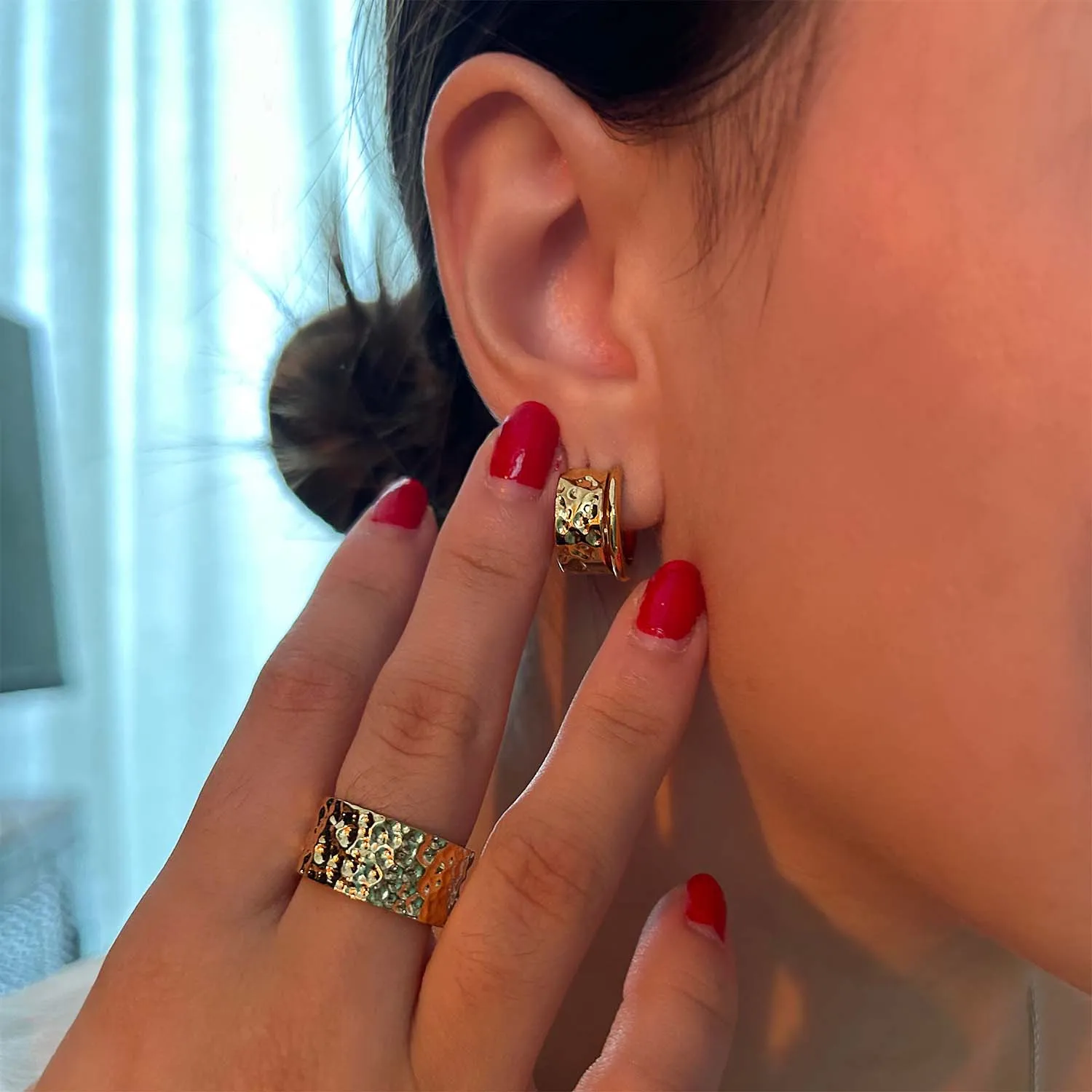 Certainly! Here’s an optimized title for the product:

**Elegant Grecian Hammered Huggie Hoop Earrings – Stylish and Lightweight for Everyday Wear** 

This title includes descriptive modifiers to enhance appeal and clarify the products characteristics.
